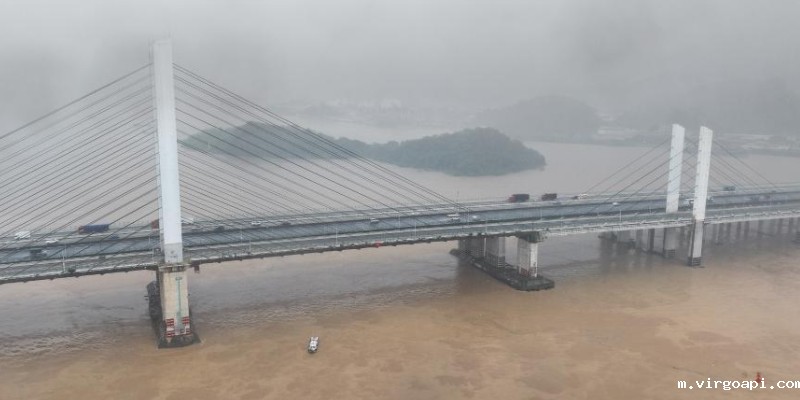 广东佛山九江大桥防撞墩受船舶擦碰，船只沉没